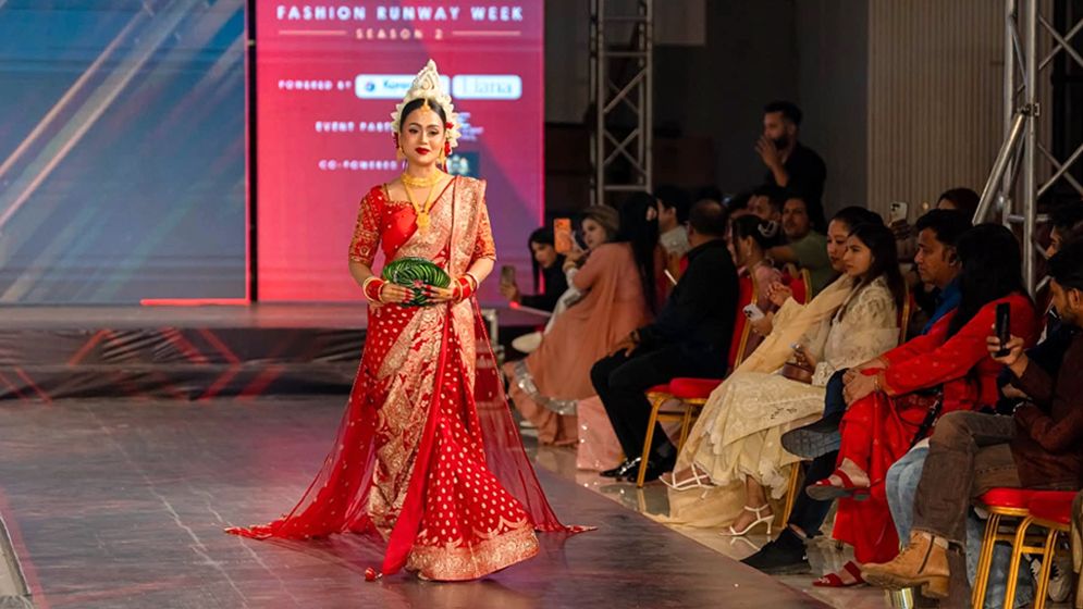 ‘সনাতনী’ কনের সাজে র‌্যাম্প মাতালেন বারিশা হক 