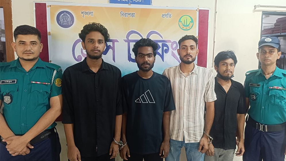 ঝটিকা মিছিলের চেষ্টা, ধরা খেলো নিষিদ্ধ ছাত্রলীগের ৪ কর্মী