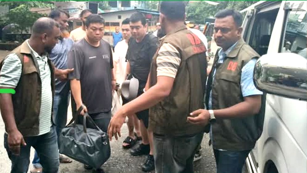 ২ হাজার আইফোনসহ কক্সবাজারে ৬ চীনা নাগরিক আটক
