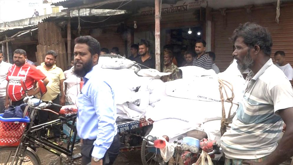 ভেজাল সার বিক্রি, ধরা খেয়ে লাখ টাকা জরিমানা