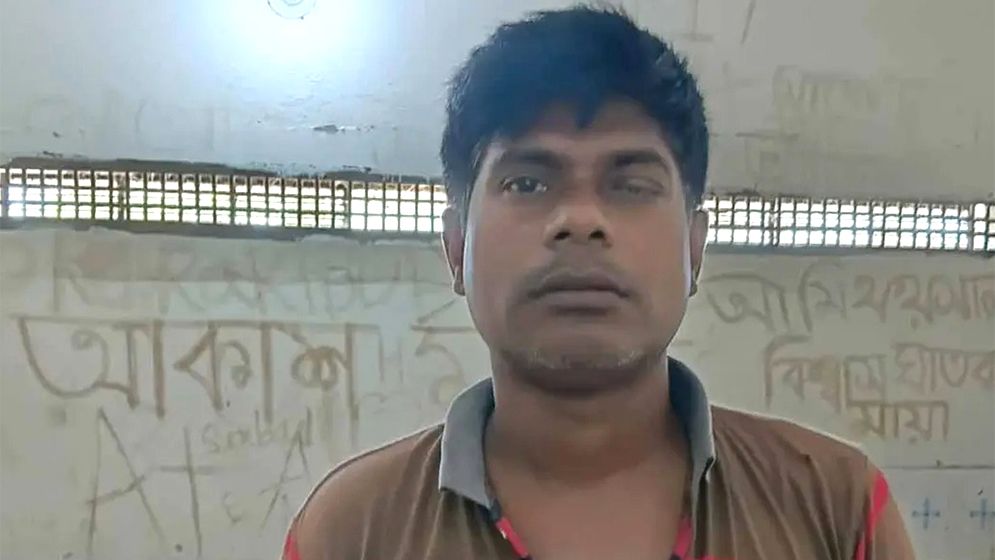 কবর থেকে পীরের দেহাবশেষ তুলে দরবারে নেওয়ার ঘটনায় এবার ভক্ত গ্রেপ্তার