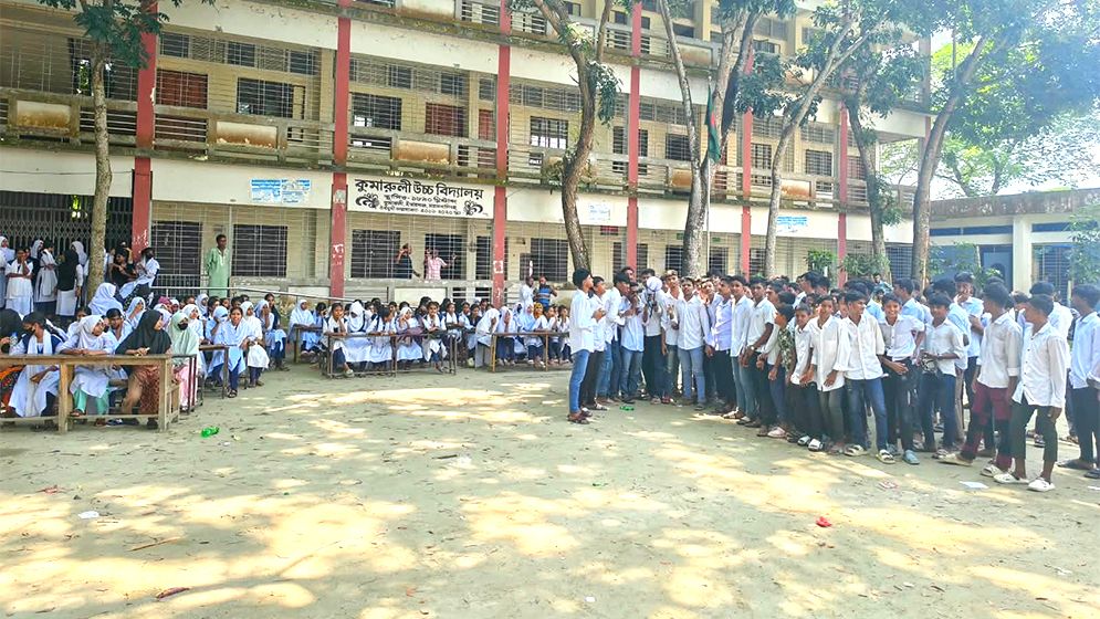শিক্ষকের মুক্তির দাবিতে শিক্ষার্থীদের বিক্ষোভ, অফিসে তালা
