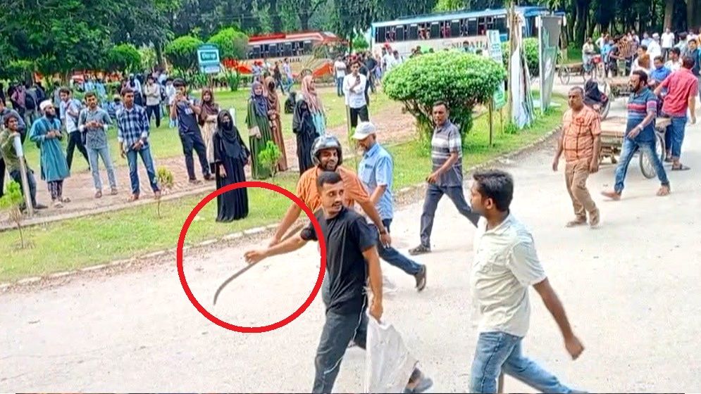 শিবির নেতাকে ছাত্রদল নেতার থাপ্পড়, উত্তাল ইবি ক্যাম্পাস