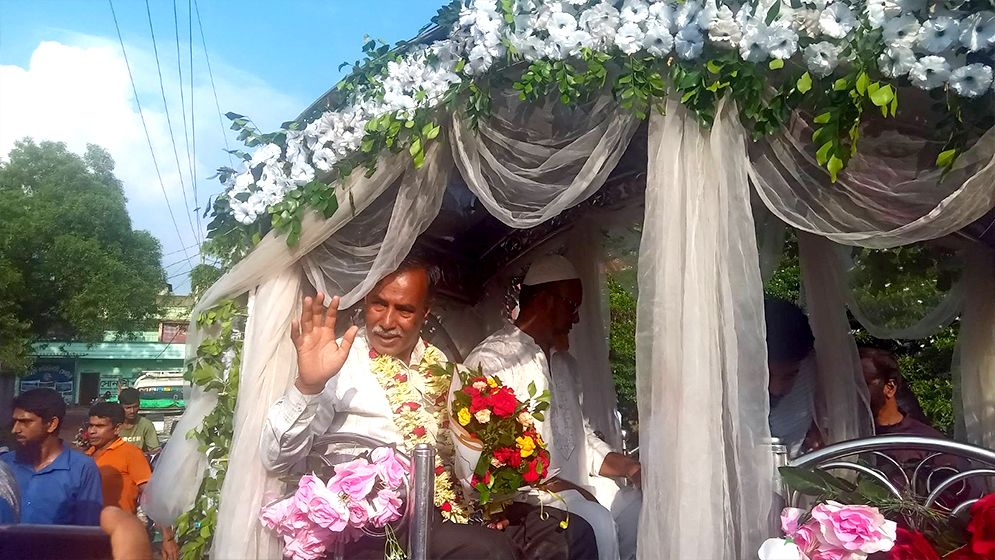 পড়িয়েছেন ৩৭ বছর, বিদায় নিলেন রাজকীয় ঘোড়ার গাড়িতে