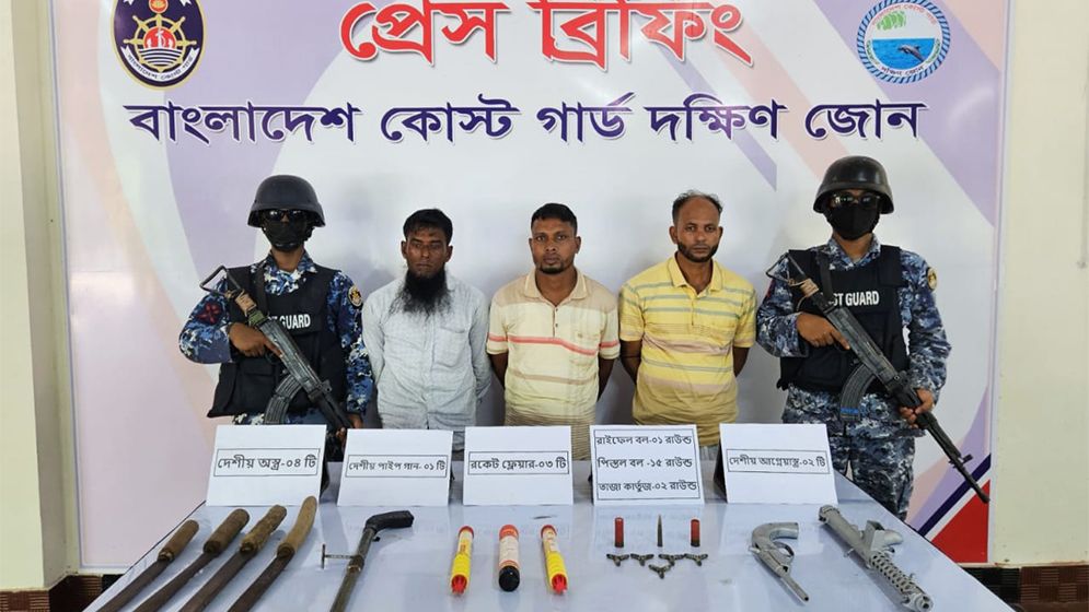 ভোলার বিচ্ছিন্ন দ্বীপে অস্ত্রসহ তিন ডাকাত আটক