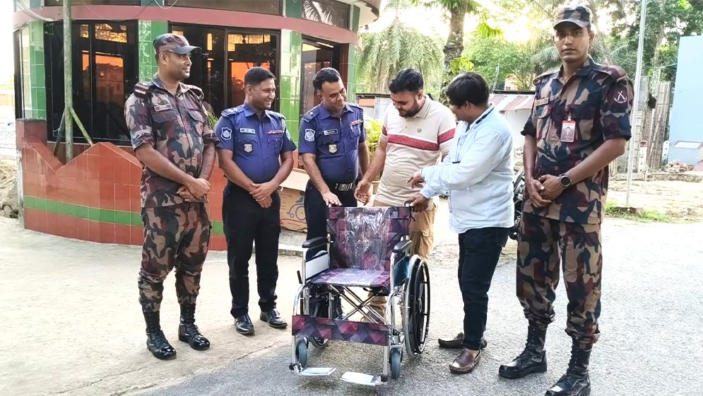 যাত্রীসেবায় হুইলচেয়ার দিলেন আগরতলার সহকারী হাইকমিশনার