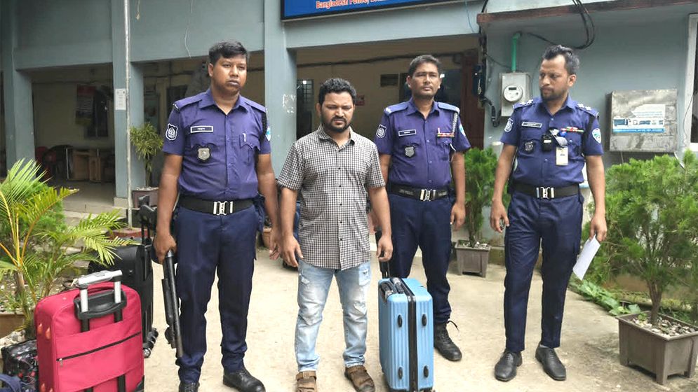 ভারতে পালানোর সময় ধরা খেলো দুই হত্যা মামলার আসামি