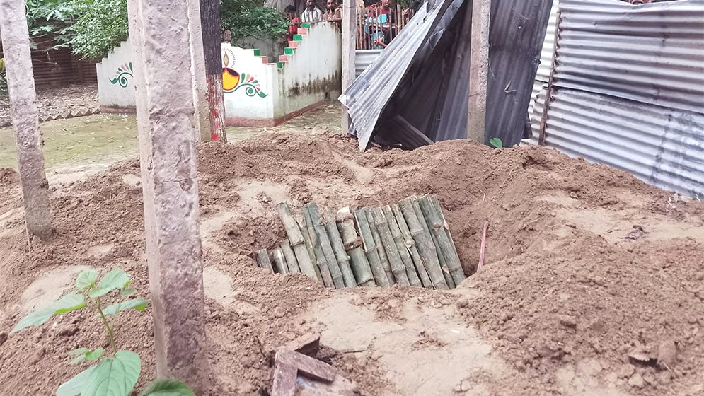 কুষ্টিয়ার আলোচিত ‘পীর’ শামীমের লাশ কবর থেকে তুলে দরবারে দাফন করল ভক্তরা