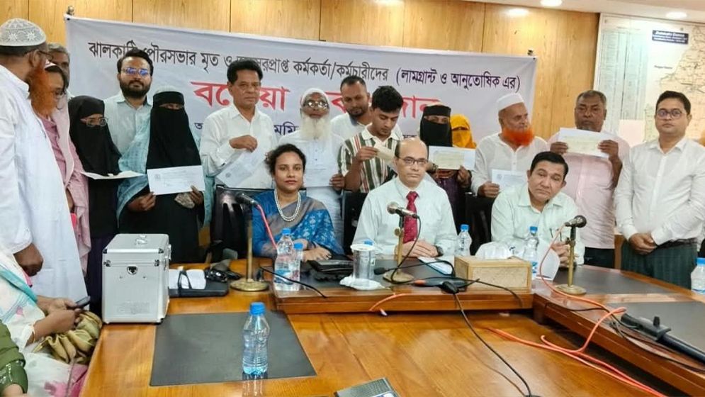 অবসরপ্রাপ্ত কর্মকর্তা-কর্মচারীরা পেলেন ১ কোটি ১৮ লাখ টাকা