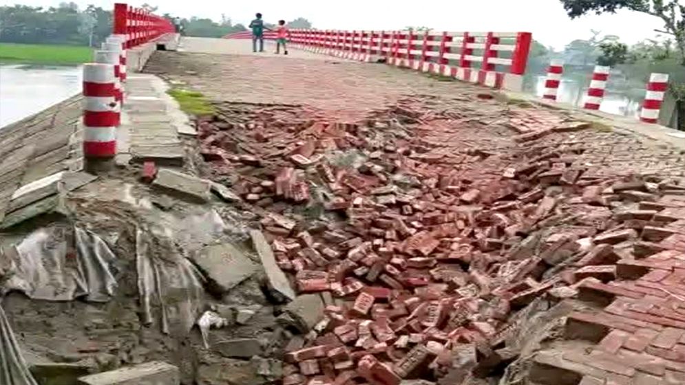 ৬ কোটির সেতুর সংযোগ সড়ক টিকলো না ২ মাসও