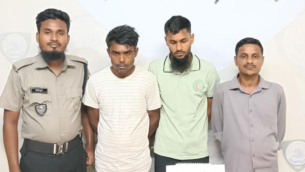 স্টেডফাস্টের কুরিয়ারের গাড়িতে ইয়াবা, চালকসহ গ্রেপ্তার ৩