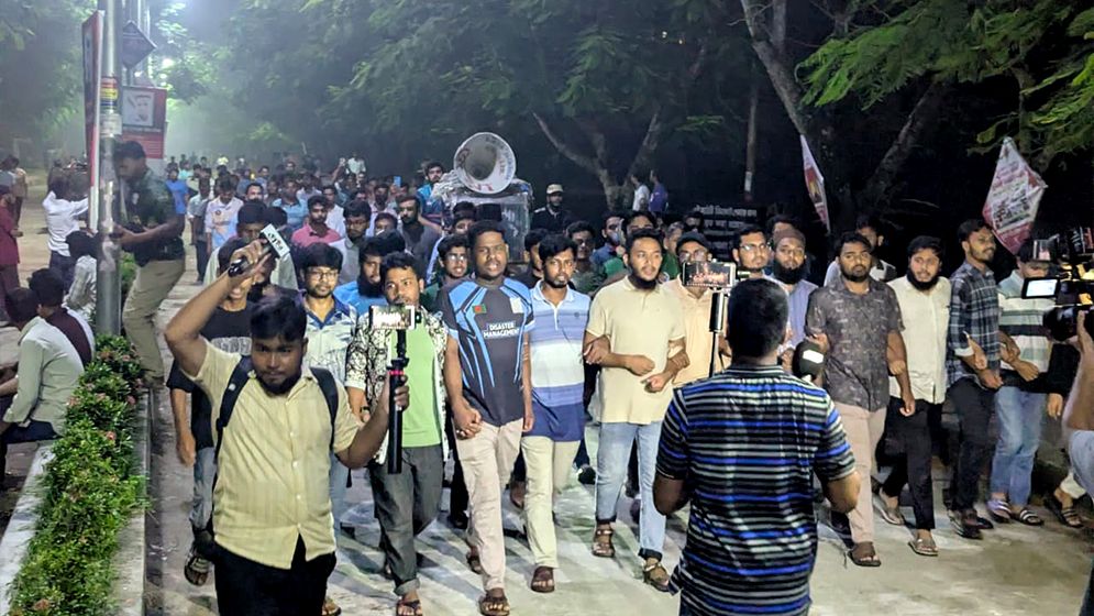 নিয়োগ পরীক্ষায় নম্বর কমিয়ে ভাইভাতে বাড়ানোর প্রতিবাদ, বেরোবিতে বিক্ষোভ