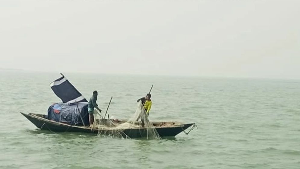 জালে নেই ইলিশ, ভরা মৌসুমেও খালি হাতে ফিরছে জেলে