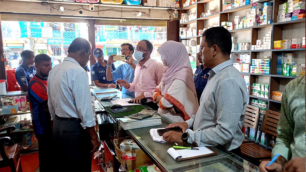 চিকিৎসক না হয়েও তারা দিতেন ব্যবস্থাপত্র, তারপর যা হলো
