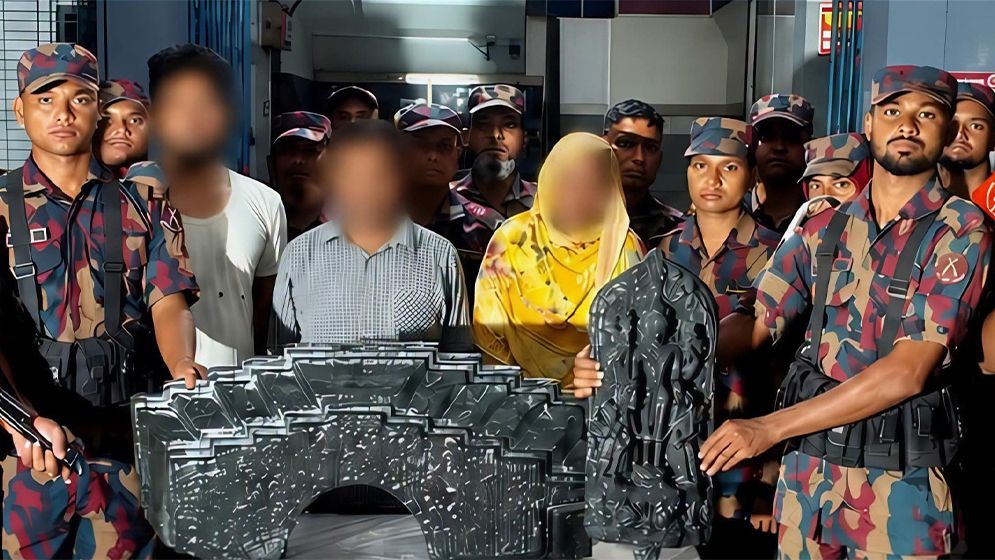 দেড় কোটির দুটি কষ্টিপাথরসহ তিনজন গ্রেপ্তার