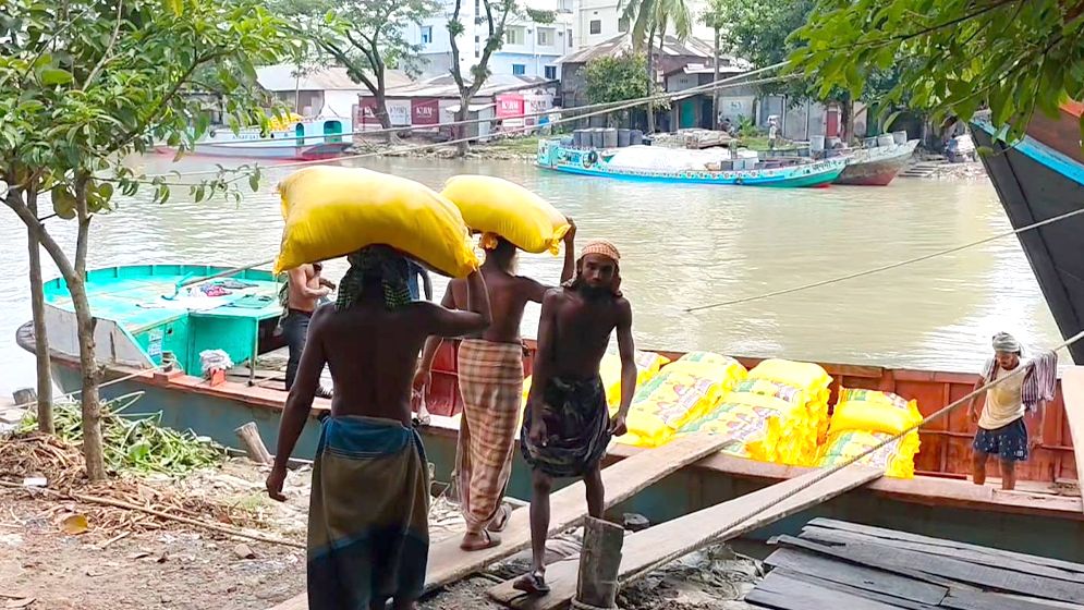 পুরোনো প্রযুক্তি আর বাড়তি খরচে অস্তিত্ব সংকটে ঝালকাঠির লবণশিল্প