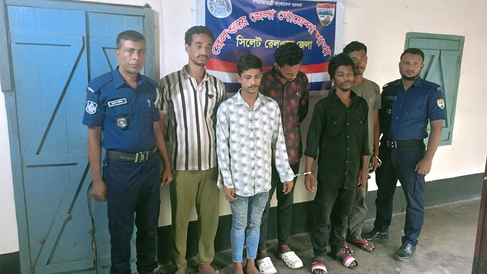 স্টেশনে প্রকাশ্যে গাঁজা সেবন, অতঃপর