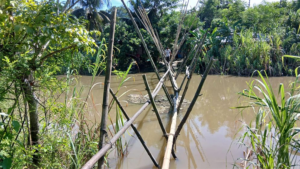 হাজার হাজার মানুষের একমাত্র ভরসা ঝুঁকিপূর্ণ বাঁশের সাঁকো