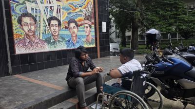হুইলচেয়ারে ভর করে ঢাবিতে আসা আলী নুরের পাশে ডাকসু নেতা