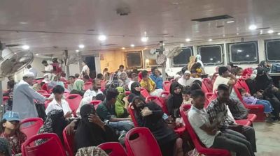 সন্দ্বীপে ডুবোচরে আটকে ফেরি, বিপাকে ৩০০ যাত্রী
