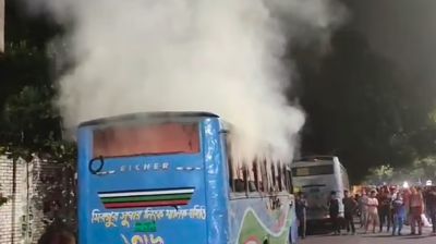 রাজধানীতে বিভিন্ন স্থানে ককটেল বিস্ফোরণের মধ্যে এবার বাসে আগুন  
