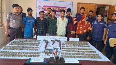 ডাকাতির প্রস্তুতির সময় বিপুল অস্ত্র ও গুলিসহ গ্রেপ্তার ৬