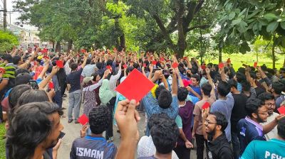 নতুন উপাচার্যকে লাল কার্ড দেখাল চুয়েটের শিক্ষার্থীরা