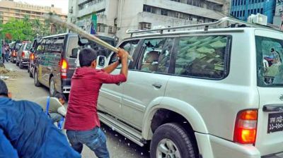 সাবেক প্রধানমন্ত্রীর গাড়িবহরে হামলা, আসামি গ্রেপ্তার