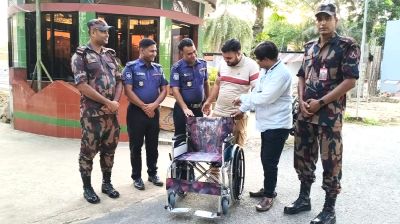 যাত্রীসেবায় হুইলচেয়ার দিলেন আগরতলার সহকারী হাইকমিশনার