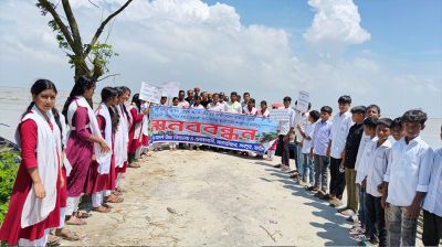পদ্মা নদীর ভাঙন রোধে স্থায়ী সমাধানের দাবি হাজারো মানুষের