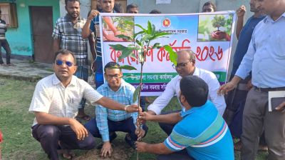 গোমস্তাপুরে বৃক্ষরোপণ ও চারা বিতরণ