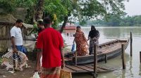 কাদামাটি-পিচ্ছিল ঢালে ঝুঁকিপূর্ণ পারাপার, ভোগান্তিতে শত শত মানুষ