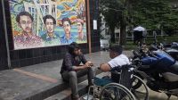 হুইলচেয়ারে ভর করে ঢাবিতে আশা আলী নুরের পাশে ডাকসু নেতা