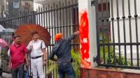 আনন্দবাজার পত্রিকা অফিসে বিক্ষোভ, ফটকে গেরুয়া রং 