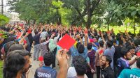 নতুন উপাচার্যকে লাল কার্ড দেখাল চুয়েটের শিক্ষার্থীরা