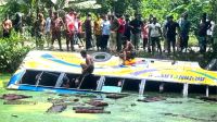 বরিশালে নিয়ন্ত্রণ হারিয়ে পুকুরে বাস, নিহত এক