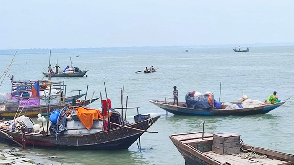 মা ইলিশ রক্ষায় ২২ দিনের নিষেধাজ্ঞা, উদ্বিগ্ন জেলেরা 
