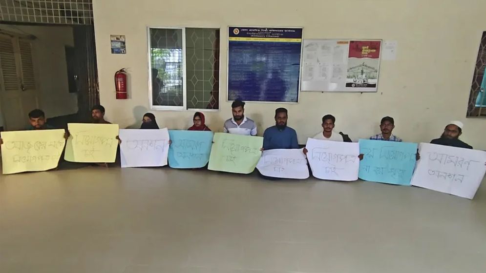 দিনভর অনশন, মধ্যরাতে নিয়োগপত্র পেলেন ২০ শিক্ষক