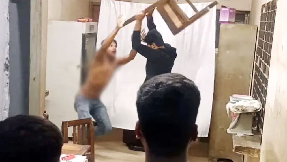 হাসপাতালে ঢুকে স্বেচ্ছাসেবক দল নেতাকে পেটালেন ছাত্রদল নেতা  