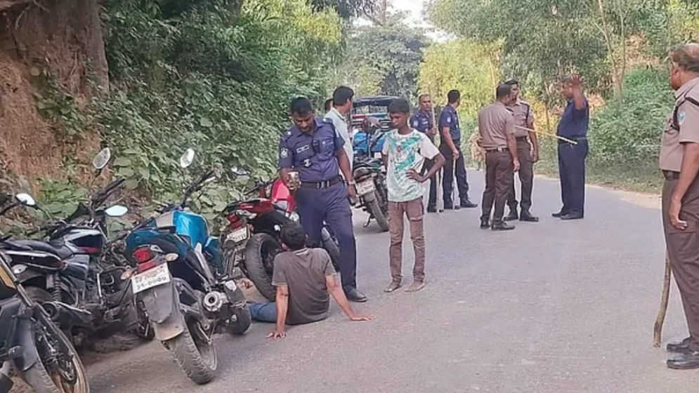 কক্সবাজারে সড়কে প্রকাশ্যে অস্ত্র হাতে ডাকাতি  