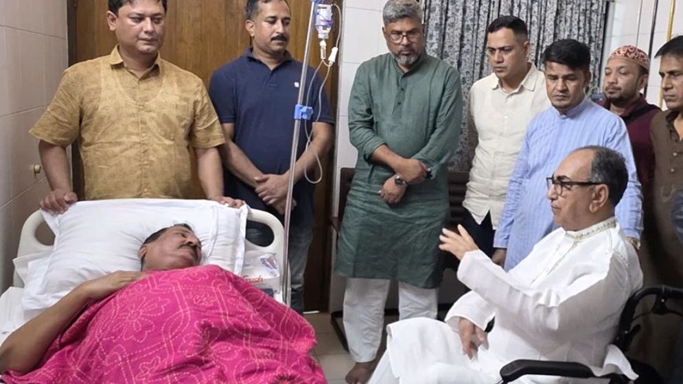 হাসপাতালে ভূমিমন্ত্রী মিনুকে দেখতে গেলেন মির্জা আব্বাস  