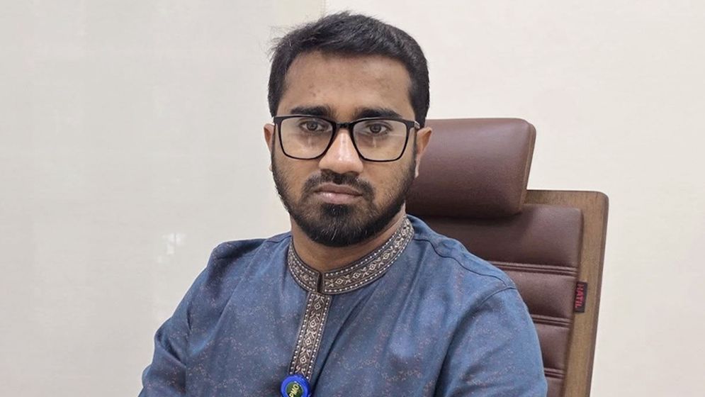 ‘শিক্ষক ও রাজনৈতিক নেতার কাজ চুমু দেওয়া নয়’ 