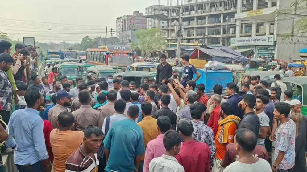 মোহাম্মদপুর চার রাস্তার মোড়ে অটোরিকশা চালকদের অবরোধ