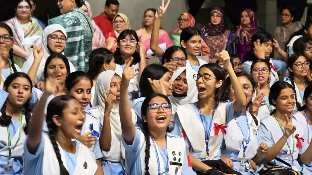এইচএসসির ফলে বড় ধাক্কা, পাসের হার ৫২.১২ শতাংশ
