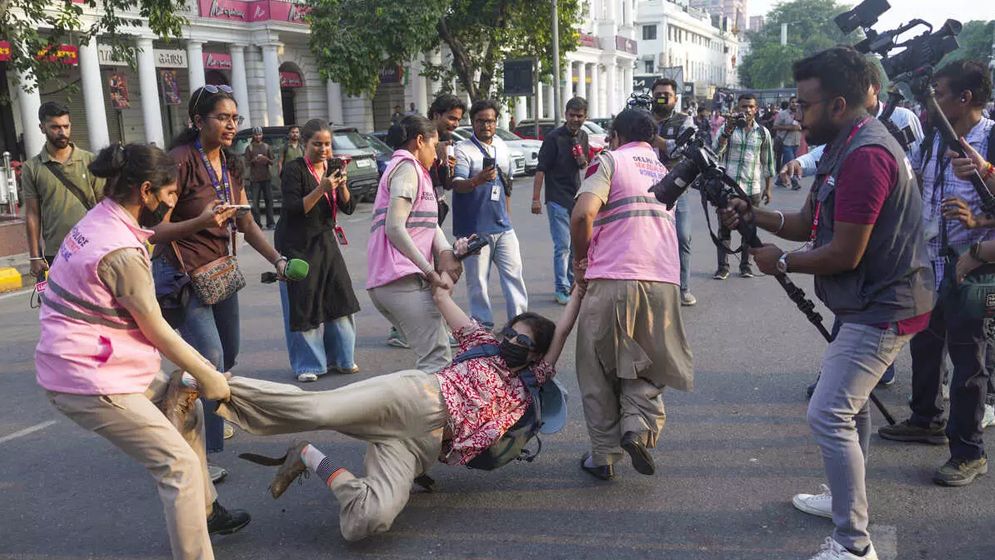 দিল্লি পুলিশকে ২৪ ঘণ্টার আলটিমেটাম