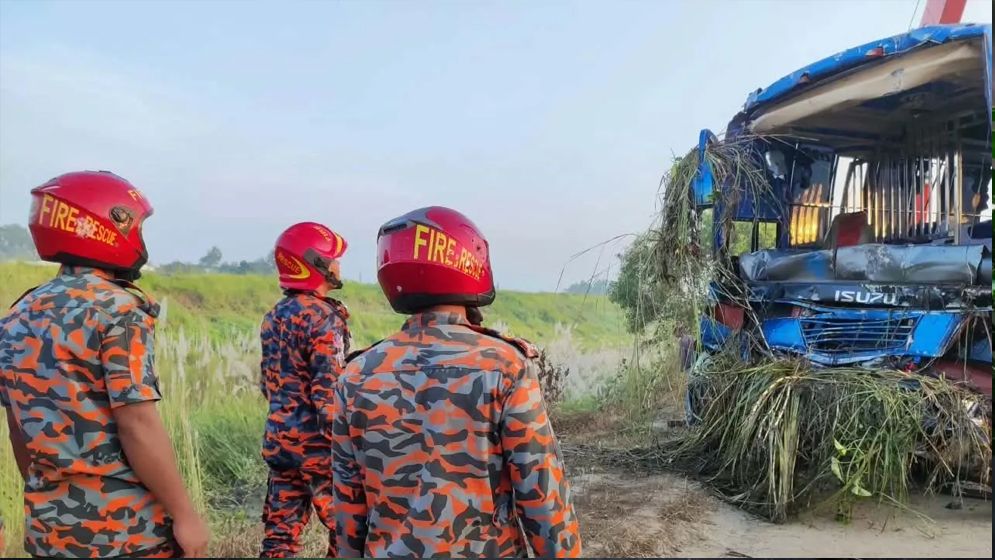 মাওয়া এক্সপ্রেসওয়েতে বাস খাদে পড়ে নিহত ৩, আহত ১৬
