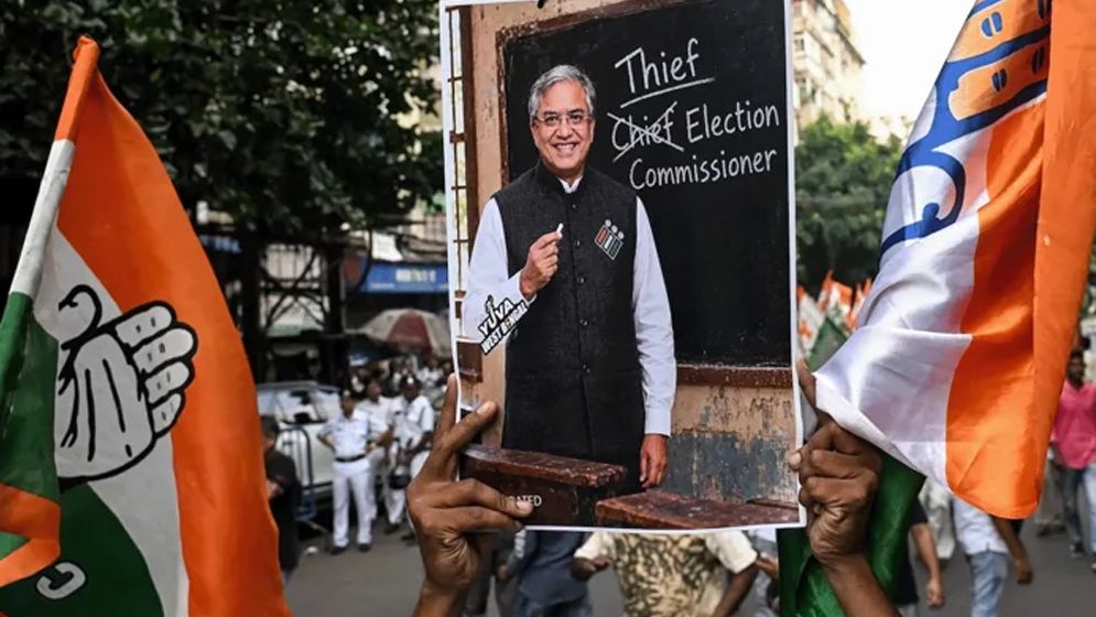 নির্বাচন কমিশনারের পদত্যাগ কেন চাইছেন আন্দোলনকারীরা?