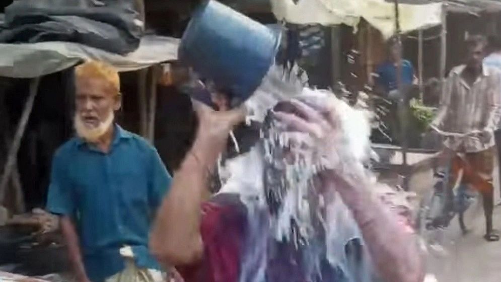 মেয়ের বিচ্ছেদে দুধ দিয়ে গোসল করলেন মা