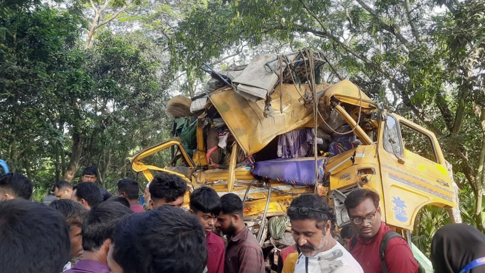 নাটোরে বাস-ট্রাক সংঘর্ষে নিহত বেড়ে ১৪