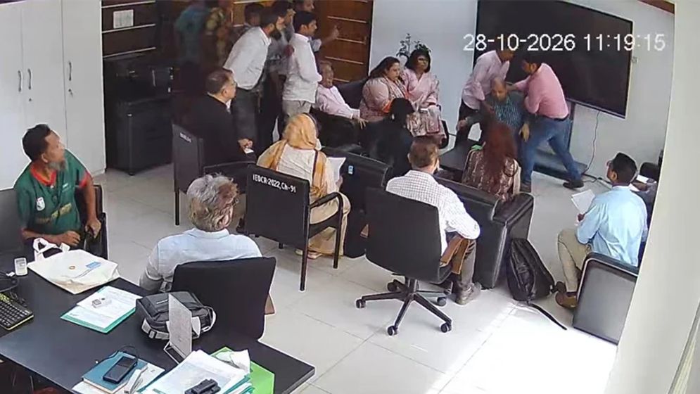 নিজ কার্যালয়ে আইইডিসিআর পরিচালককে মারধর